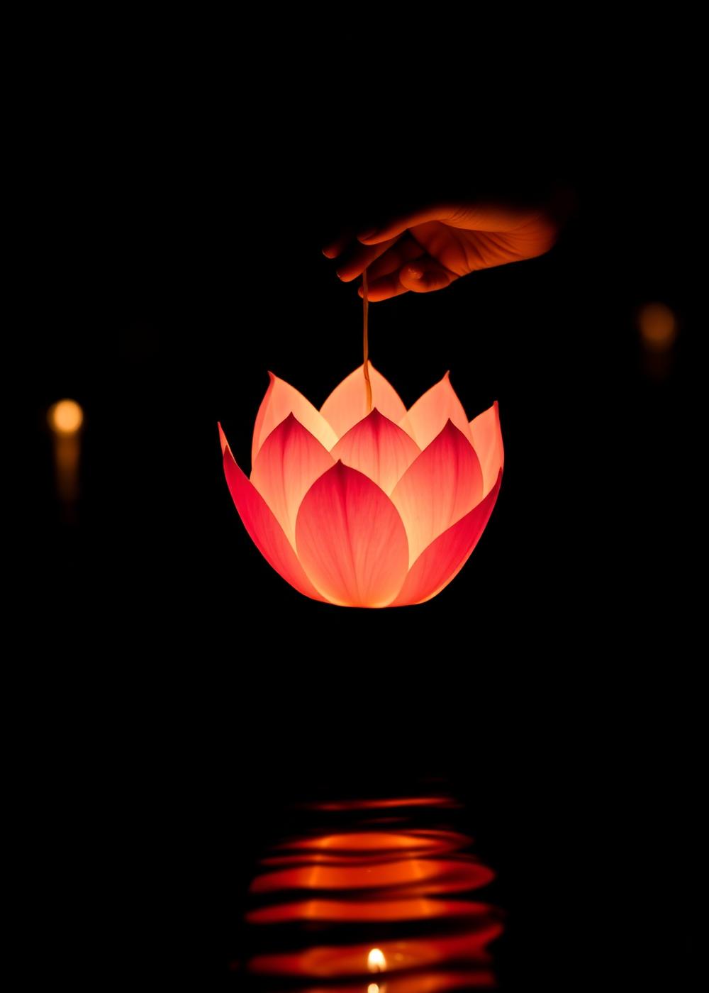 Krathong iluminado sobre o rio durante o Loy Krathong