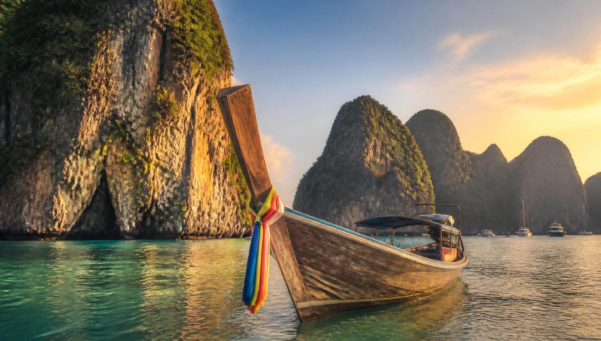 Falésias de calcário e águas turquesa nas Phi Phi Islands, Tailândia
